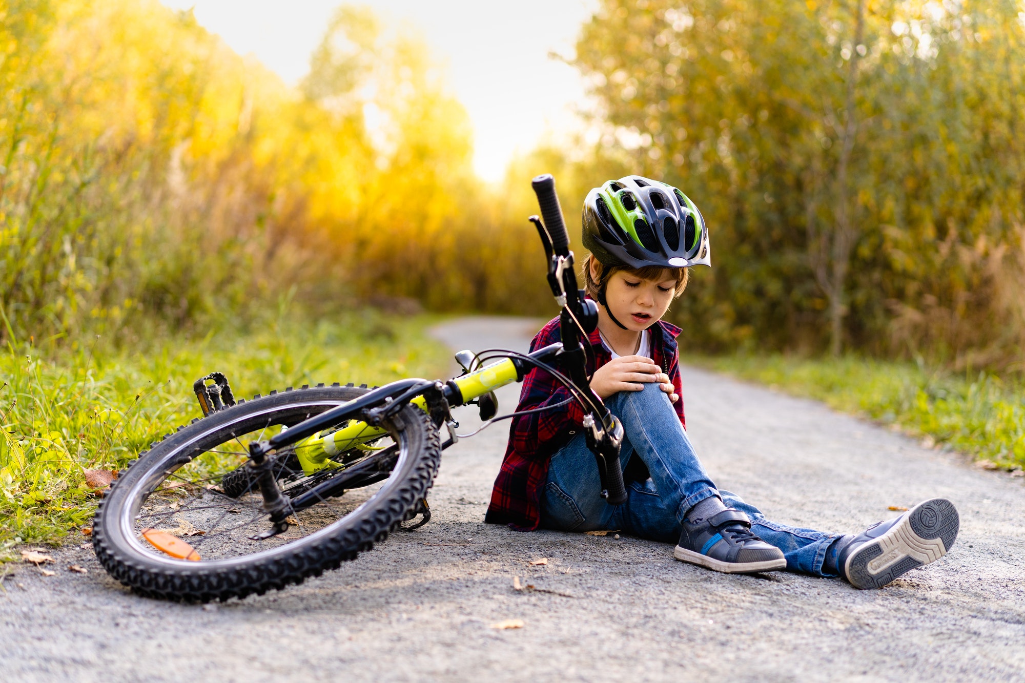 A little boy fell off a bicycle, injuries on active sports